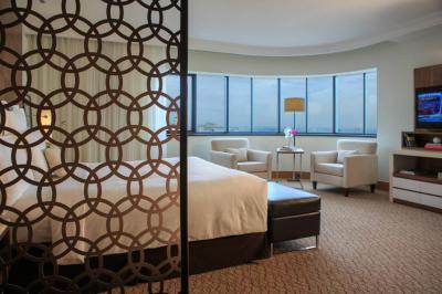 Suite Madison mit Kingsize-Bett und Stadtblick auf der Clubetage 1