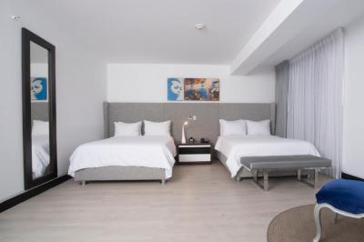Studio Suite with Two Double Beds 4