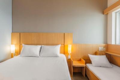 Chambre Standard avec 1 Lit Double et 1 Lit Simple 3