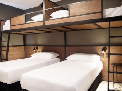Standard Room with Four Single Beds 3