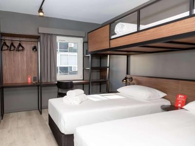Standard Room With Three Single Beds 4