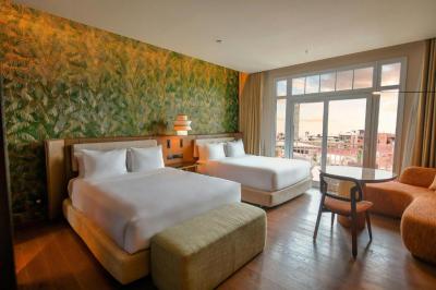 Queen Room with Pool View - Club Lounge Access 2