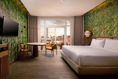 King Room with Pool View - Club Lounge Access 3