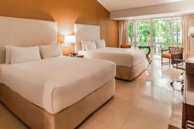 Executive Queen Room - Club Lounge Access 5