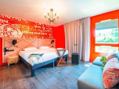 Standard Zimmer mit 1 Doppelbett und 2 Schlafsofas 1