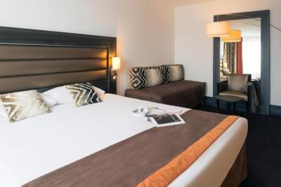 Executive Room with One Double Bed and One Single Bed 3