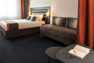Executive Suite One Double Bed and One Single Bed 7