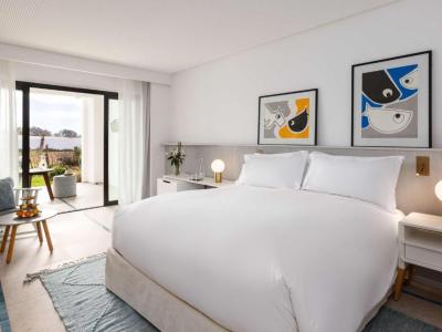Habitaci&oacute;n de lujo con cama grande y vistas al jard&iacute;n 2