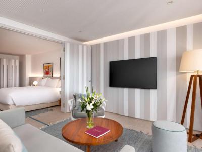 Prestige King Suite with Terrace and Pool & Sea View 4