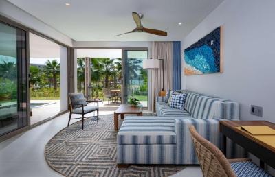 Suite con cama extragrande, piscina peque&ntilde;a y vistas parciales al oc&eacute;ano 7