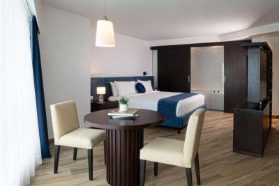King Junior Suite with Jetted Tub, River View 3