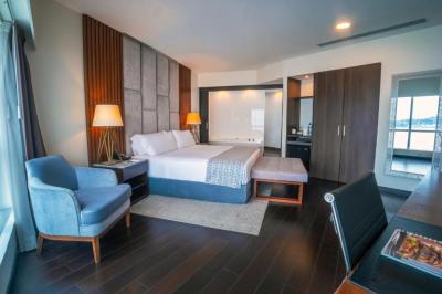 King Presidential Suite with Jetted Tub and River View 11