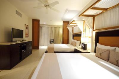 Triple Luxury Suite with Garden View and Hot Tub 4