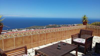 Deluxe Two-Bedroom Apartment with hot tub and sea view 3