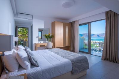 Deluxe Double Room with Side Sea View 5