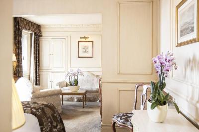 Junior Suite with View 6