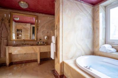 Suite with Spa Bath 5