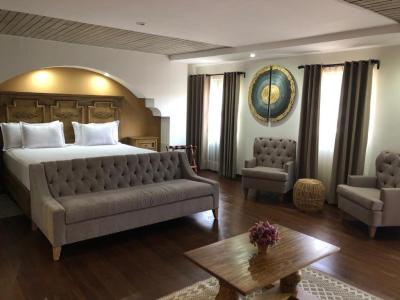 Deluxe Suite 3