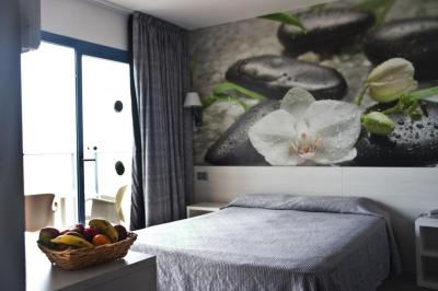 Habitaci&oacute;n Triple con vistas al mar 5
