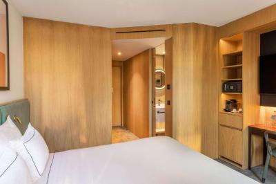 Queen Room with Balcony 2