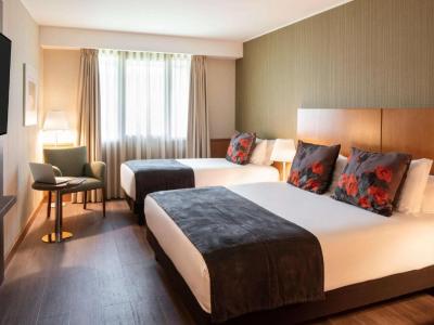 Standard Room with 1 Double and 1 Single Bed 4