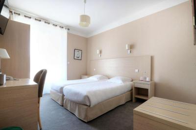 Classic Double Room with 2 Single Beds 3