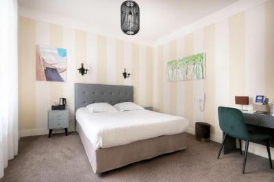 Superior Queen Room with Courtyard View 4
