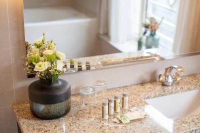 Presidential Suite, Club lounge access, Larger Suite 10