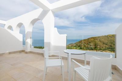 One Bedroom Family Suite 4