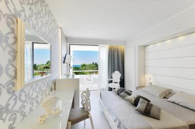 Deluxe Double or Twin Room with Terrace and Sea View 2