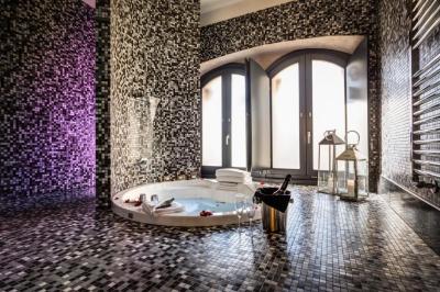 Suite with Hot Tub 5
