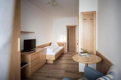 Single Room with Mountain View 1