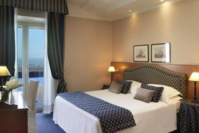 Deluxe double room with Front Sea View 4