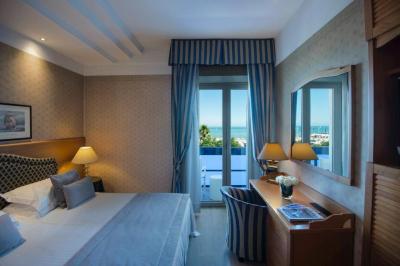 Prestige Double Room with Front Sea View 7