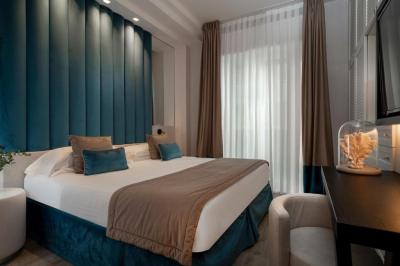 Double Room Classic Plus with Balcony with Partial Sea View 9