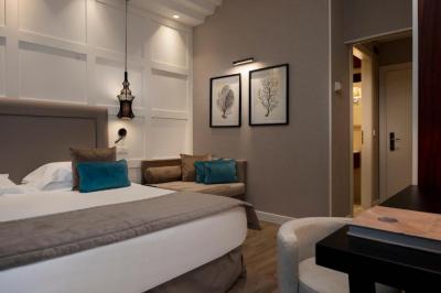Junior Suite with Side Sea View 11