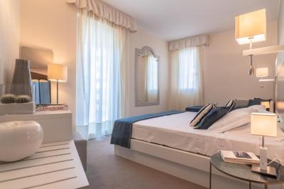 Camera Tripla Comfort con Balcone e Vista Mare Laterale 9