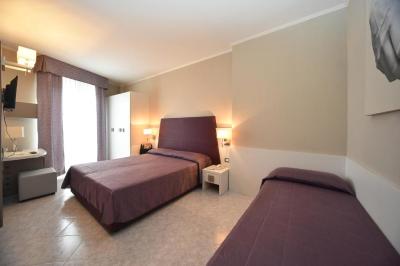 Due Camere Comfort Comunicanti con Balcone e Vista Mare Laterale 13