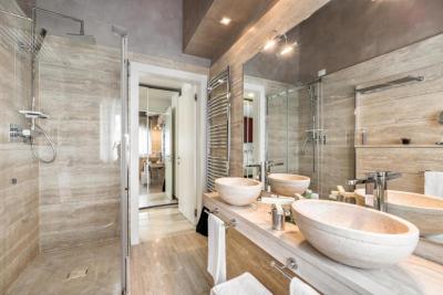 Suite with Hot Tub 4