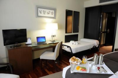 Twin Room with Extra Bed (2 Adults + 1 Child under 12 years old) 4