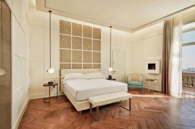 King Junior Suite with Fireplace 3