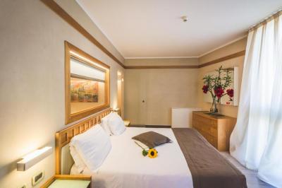 Suite with Hot Tub 11