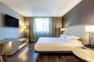 Two Adjacent Double Rooms (non connecting) 7