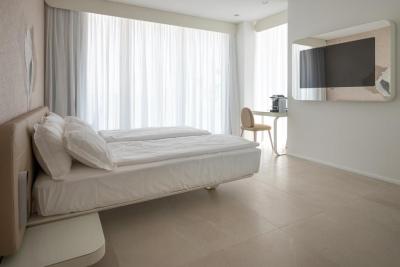 Double Room with Jacuzzi and Partial Sea View 1