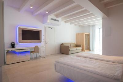Junior Suite with Jacuzzi and Side Sea View 2