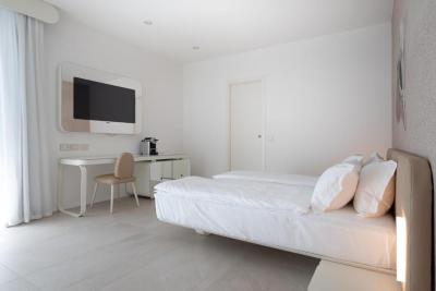 Deluxe Suite with Spa Bath and Side Sea View 3