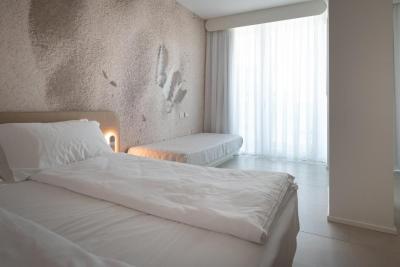 Deluxe Triple Room with Spa and Side Sea View 7