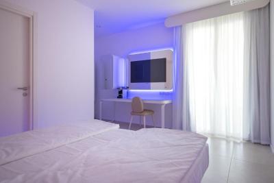 Superior King Room with Jacuzzi and Side Sea View 8