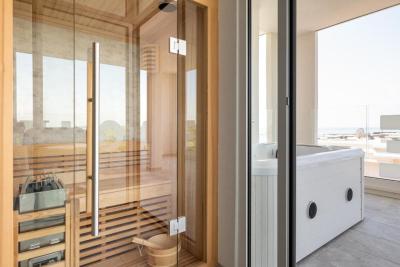 Superior Triple Room with Jacuzzi and Side Sea View 9