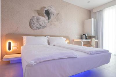 Superior Single Room with Jacuzzi and Side Sea View 10
